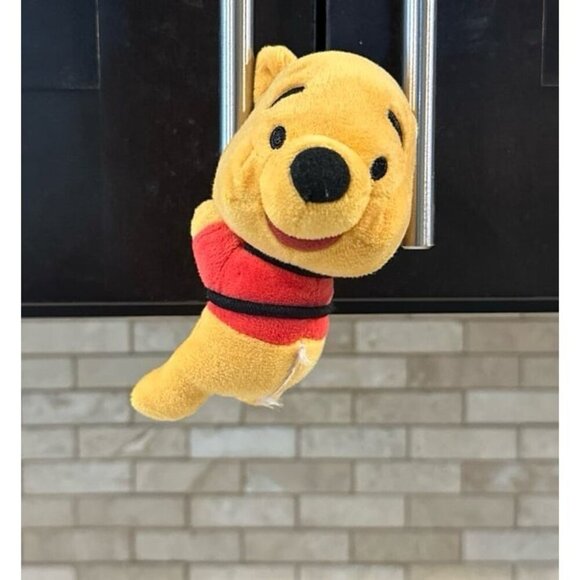 Winnie the Pooh magnet hands Disney parks plush toy - Picture 1 of 3